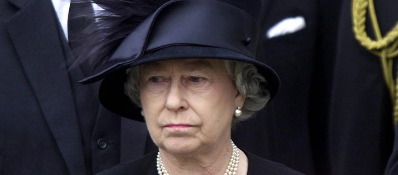 Η βασίλισσα Ελισάβετ αποχαιρέτησε τον πρίγκιπά της - Το Ηνωμένο Βασίλειο τήρησε ενός λεπτού σιγή (βίντεο)